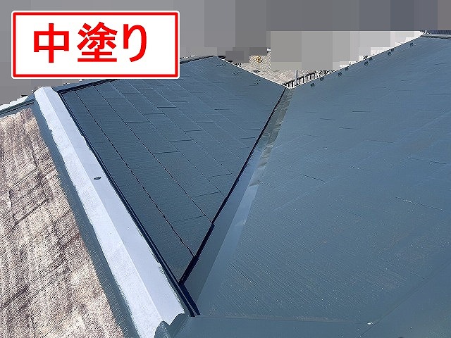 甲府市でスレート屋根を下塗り→中塗りを塗装する様子