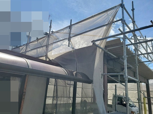 富士吉田市でカーポートに足場仮設を行う様子