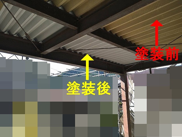 富士吉田市で折板屋根の裏側（内側）に1液ハイポンファインデクロ（錆止め塗料）で下塗りする様子