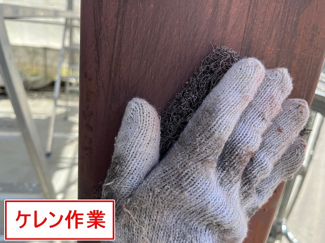 富士吉田市でカーポートの支柱にケレン作業（研磨・目粗し）を行う様子