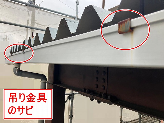 富士吉田市で折板カーポート屋根の雨樋（吊り金具）が錆びている様子