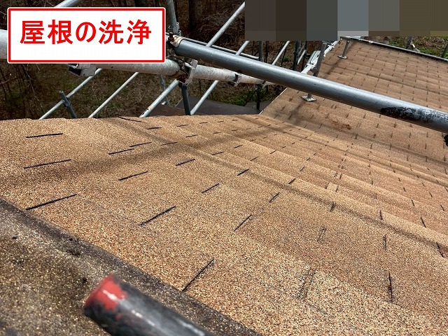 北杜市でアスファルトシングル屋根のカバー工法前に屋根洗浄を行う様子