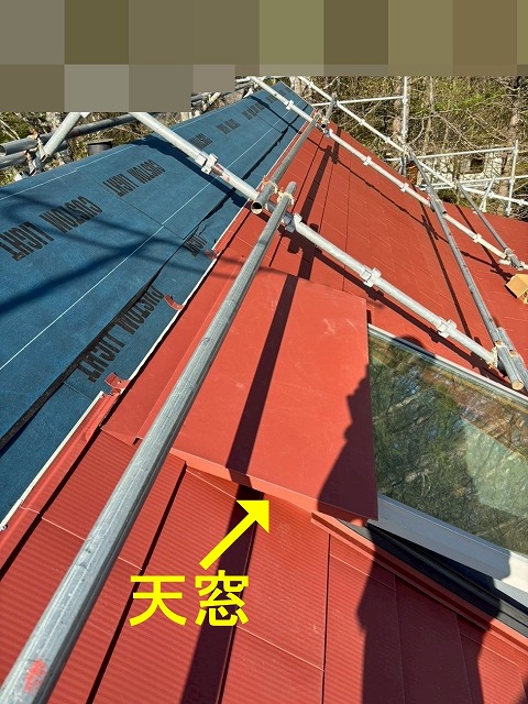 北杜市でアスファルトシングルからSGL鋼板（GMルーフ）にカバー工法する様子（天窓周辺）