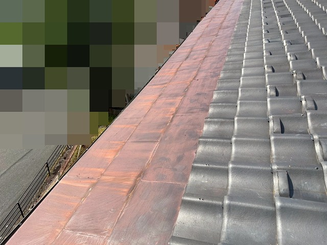 甲府市でトタン屋根（金属屋根）にデッキブラシでケレン作業を行う様子