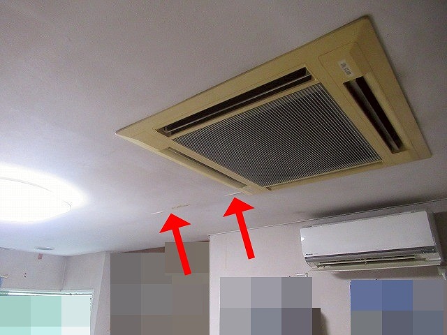 甲府市でベランダ防水から室内天井に雨漏りをしている様子