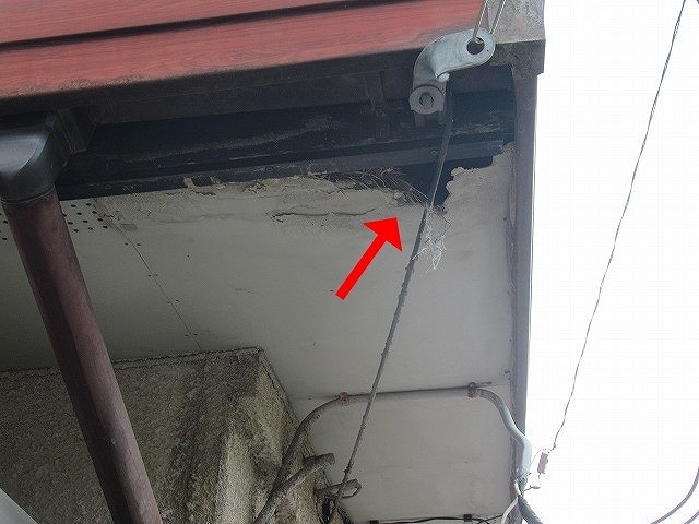 北杜市で軒天に穴あき・剥がれがある様子