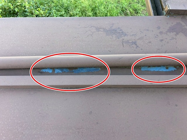 大月市で瓦棒葺きトタン屋根の塗膜が剥がれている様子