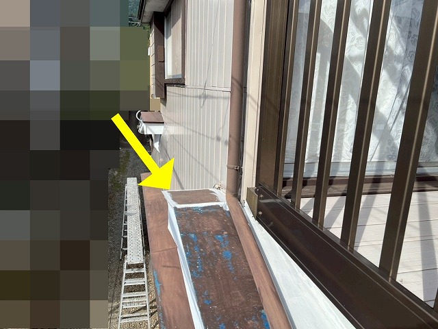 大月市で刷毛を使用して金属屋根（トタン屋根）に下塗りを行う様子