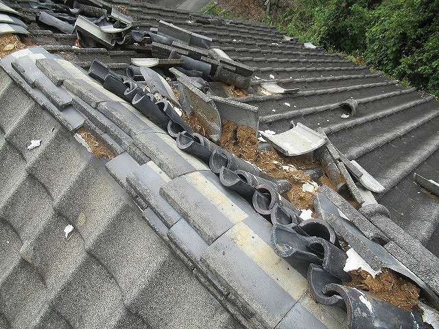 山梨市で棟瓦が崩壊して、瓦屋根に落下している様子