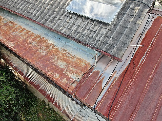 山梨市で瓦棒葺きトタン屋根が錆びている様子