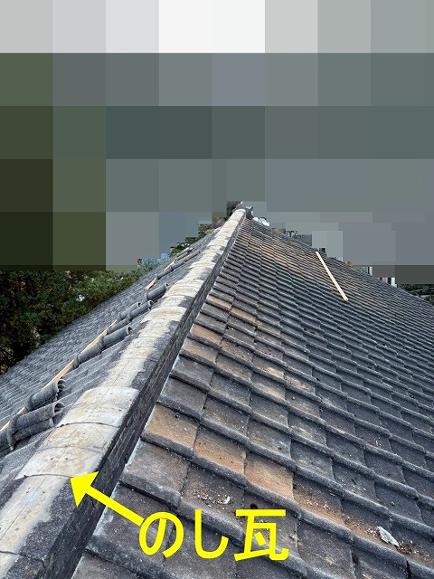 山梨市で崩壊した棟瓦の積み直し工事（シルガード使用）を行う様子