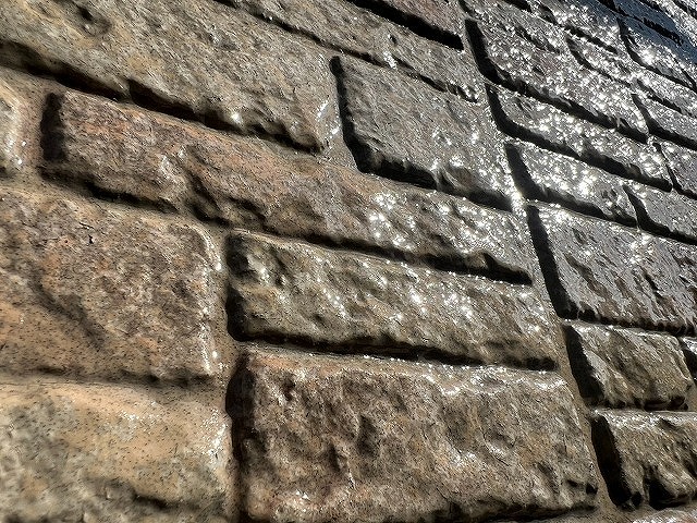 西八代郡市川三郷町でサイディングボード（外壁）にクリヤー塗装（ロイヤルセラクリヤー）を行う様子