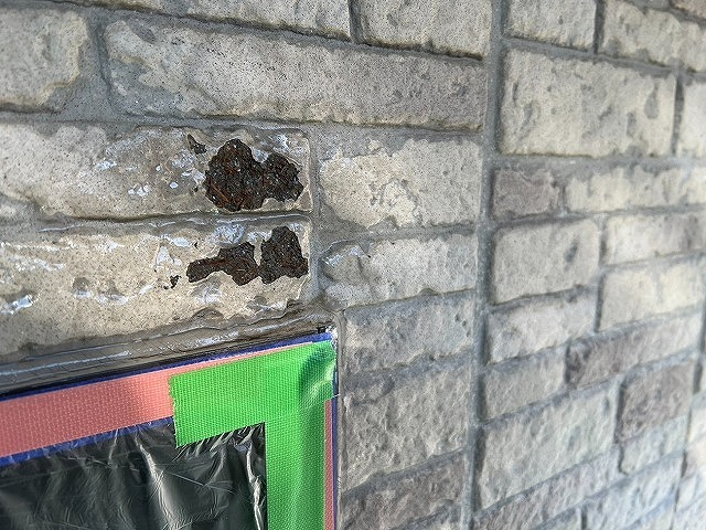 西八代郡市川三郷町でサイディング外壁に傷がついて塗膜が剥がれている様子