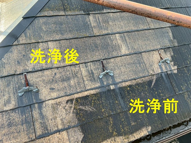 中巨摩郡昭和町でスレート屋根塗装時に高圧洗浄を行う様子