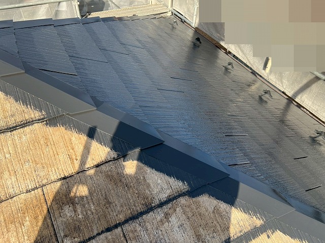 中巨摩郡昭和町でコロニアル屋根にファインパーフェクトベストを塗装する様子（ラジカル塗装）