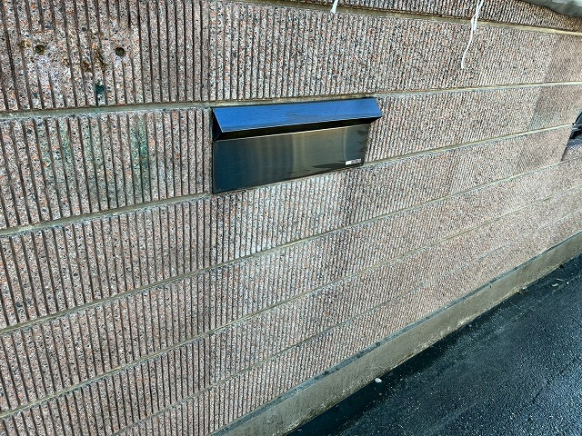 中巨摩郡昭和町で表札撤去・塀（擁壁）の高圧洗浄を行う様子