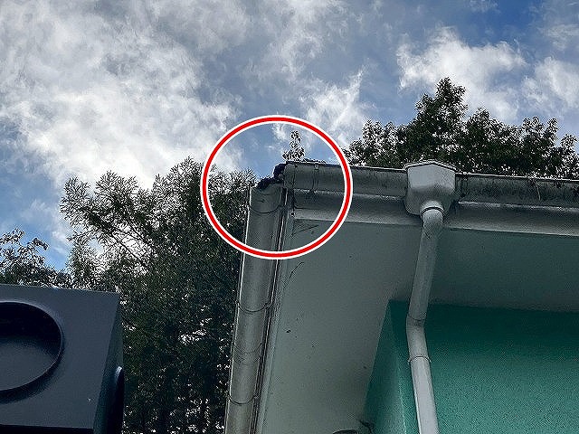 南都留郡鳴沢村で雨樋（曲がり）が欠損（破損）している様子