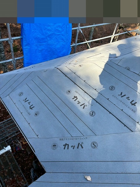 南都留郡鳴沢村でアスファルトシングル屋根にカバー工法を行う様子（ルーフィング設置）