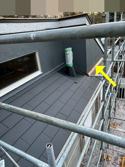 南都留郡鳴沢村で雨押え板金の設置を行う様子