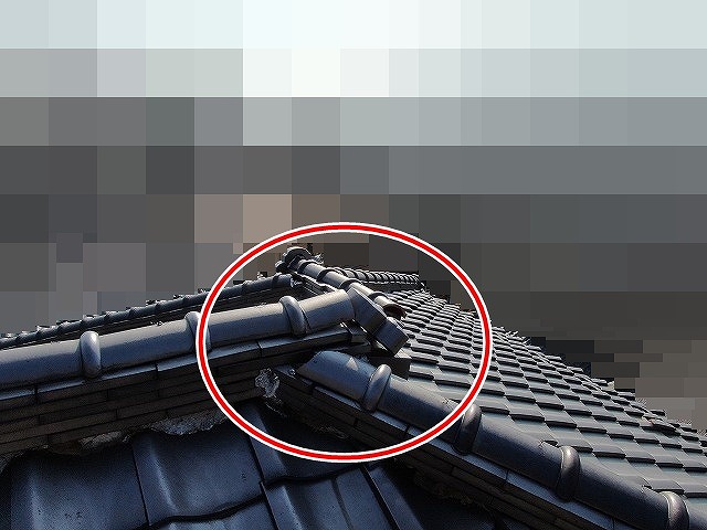 甲府市でドローン調査をした際に確認された崩れた瓦屋根