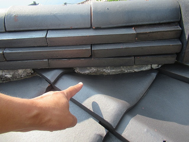 甲府市で瓦屋根の漆喰が破損・ひび割れている様子