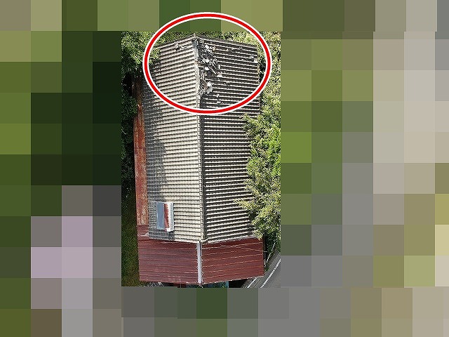 山梨市で棟瓦が崩壊して、瓦屋根に落下している様子