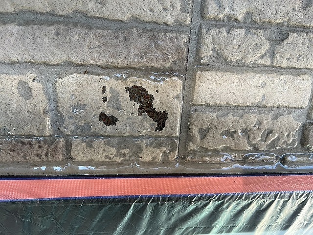 西八代郡市川三郷町でサイディング外壁に傷がついて塗膜が剥がれている様子