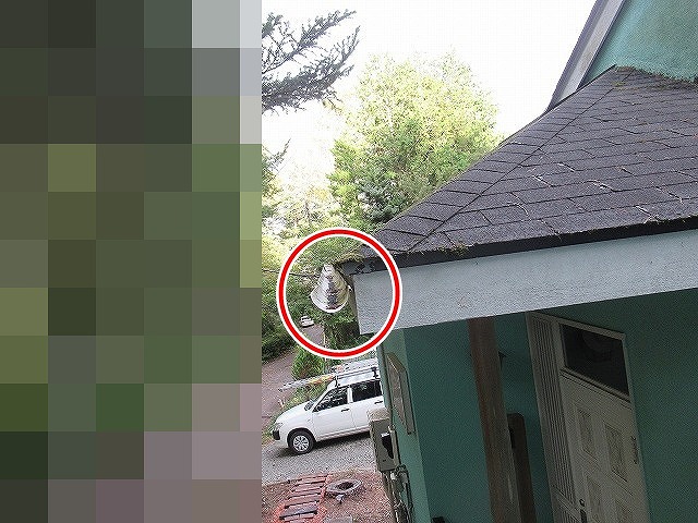 南都留郡鳴沢村で雨樋（集水器・集水桝）が欠損（破損）している様子