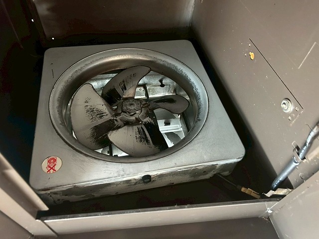 南アルプス市でキッチンのレンジフード（換気扇・換気フード）を交換する様子