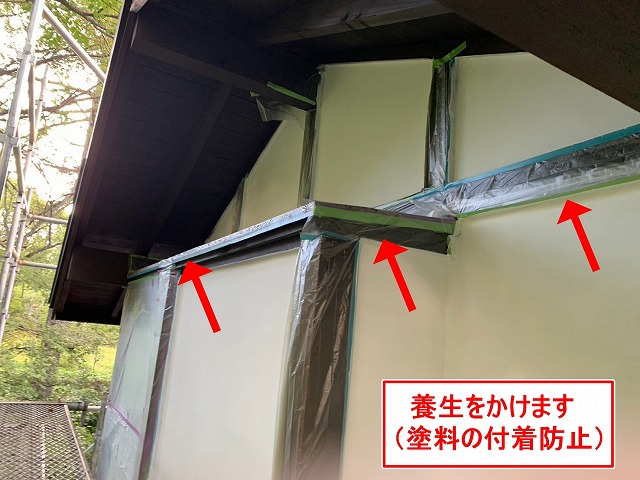 八ヶ岳高原海の口自然郷の別荘で木部に養生をかけて外壁塗装を行う様子