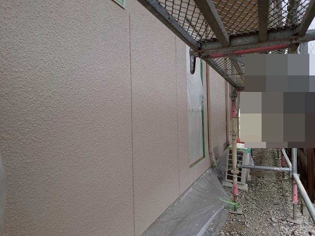 笛吹市でモルタル外壁にグランセラトップ１液水性（セラミックハイブリッド無機塗料）で中塗り塗装を行う様子