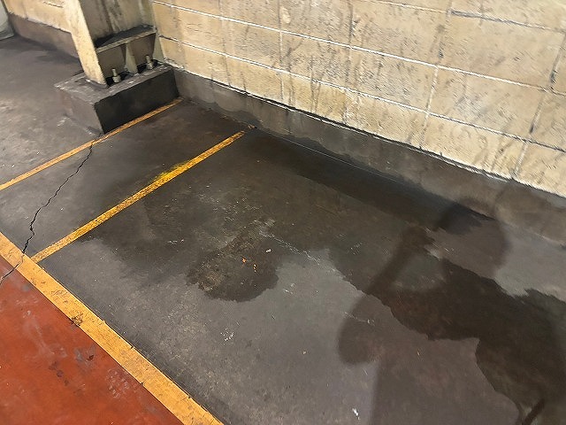 南部町で工場（倉庫）が雨漏りし、雨伝い・水たまりが残る写真