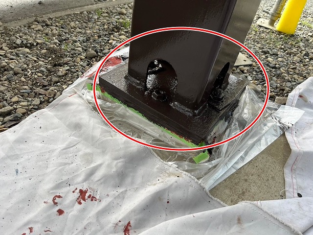 富士吉田市で折板カーポートの鉄骨を刷毛を使用して塗装する様子