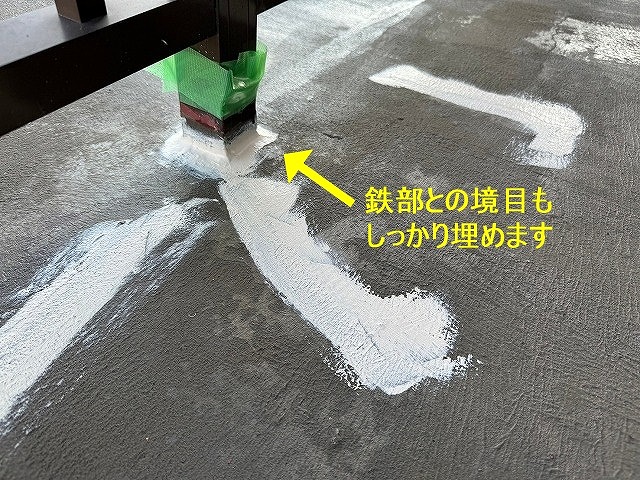 甲府市でベランダ（バルコニー）防水の境目にクラック補修を行った様子