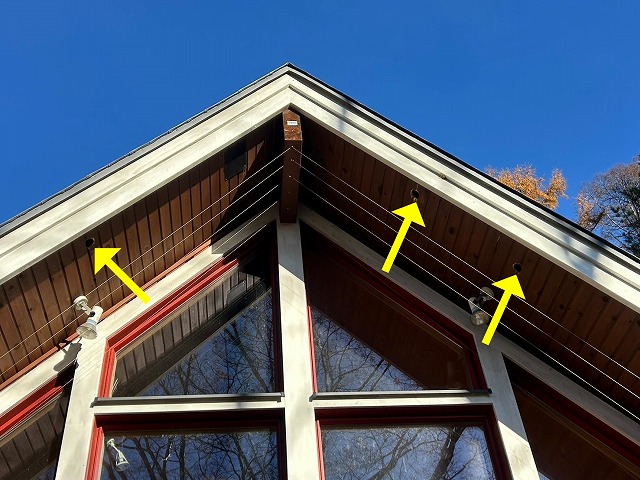 北杜市で軒天（軒天井・上裏）にキツツキの穴ができている写真