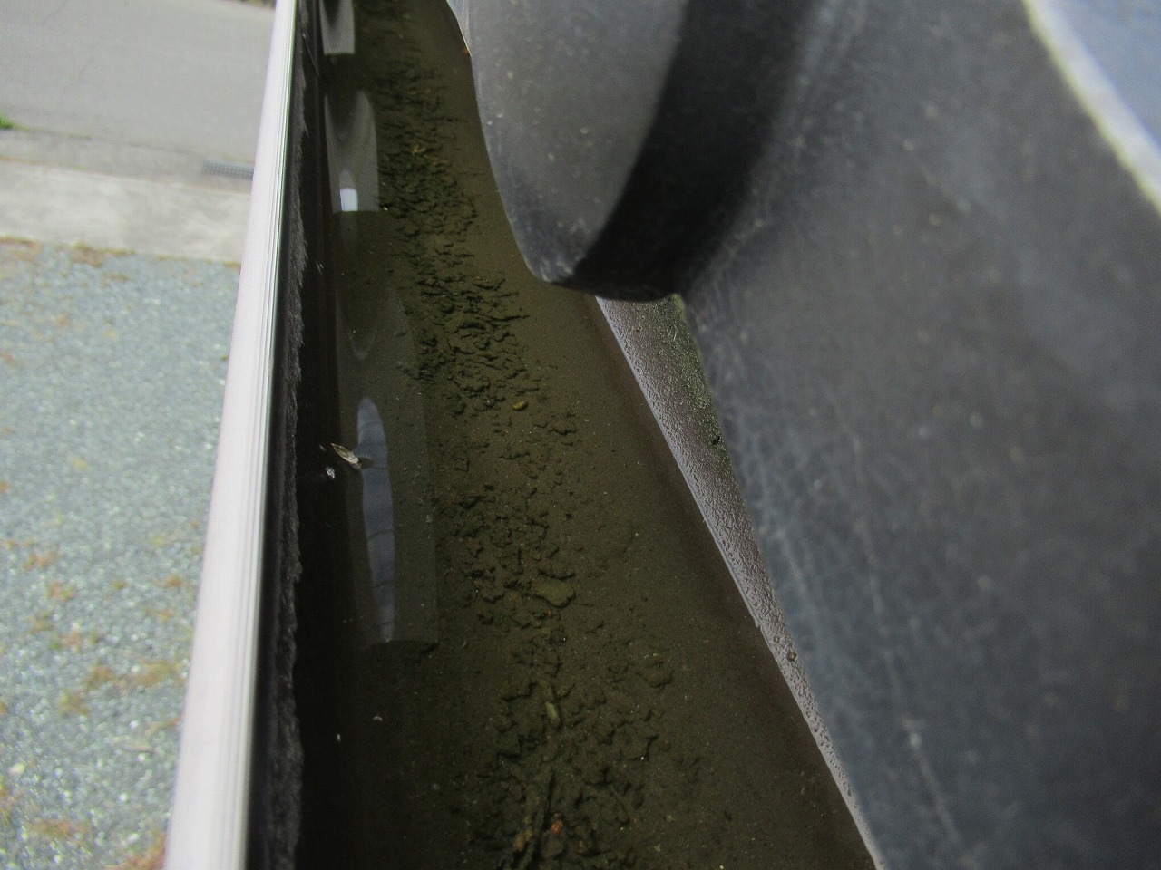 市川三郷町　雨樋水たまり写真