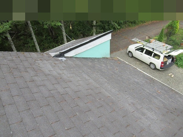 南都留郡鳴沢村でアスファルトシングル屋根にカバー工法を行う様子（ルーフィング設置）