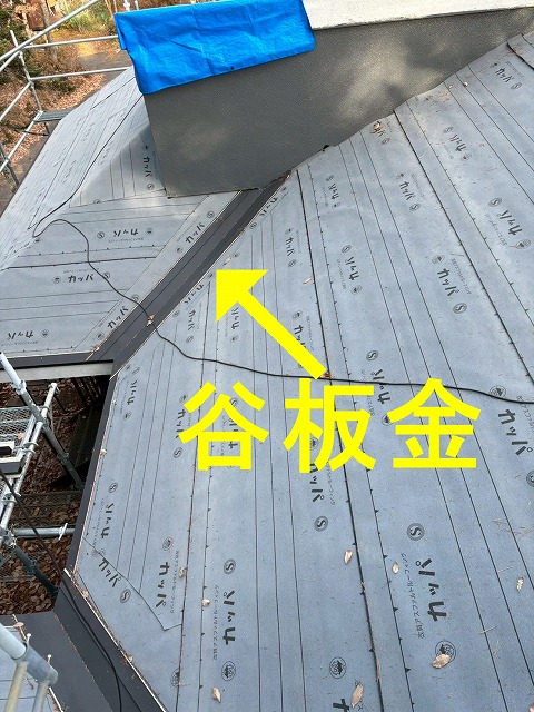 南都留郡鳴沢村でアスファルトシングル屋根から横葺きSGL（ニクスカラープロ）にカバー工法を行う様子