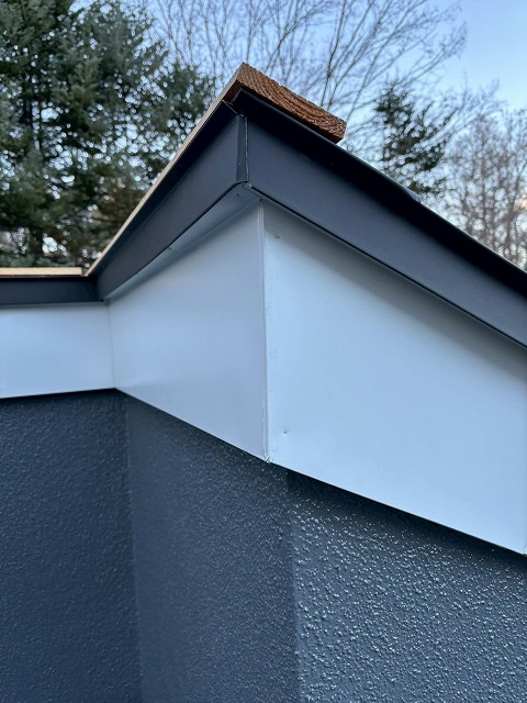 南都留郡鳴沢村で屋根カバー工法の際に板金を設置する様子（片流れ・寄棟・切妻の複合屋根）