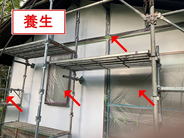 八ヶ岳高原海の口自然郷の別荘の外壁塗装前に養生をかける様子