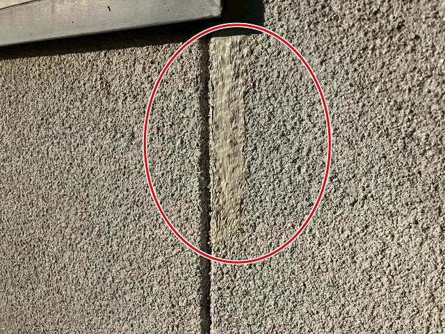 甲府市でモルタル外壁に発生したひび割れ・亀裂・クラックにシーリング補修を行う様子