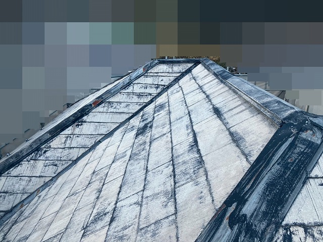 甲府市でスレート屋根の下塗りビフォーアフター