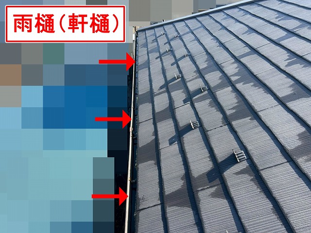 南アルプス市で雨樋（軒樋）の歪み・破損を調査する様子