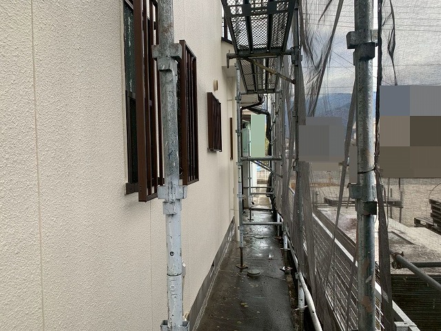 南アルプス市で戸建て住宅に足場仮設を行う様子