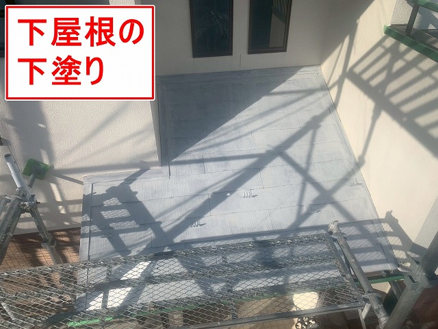 南アルプス市で下屋根に下塗り（ベスコロフィラーHG）を行う様子