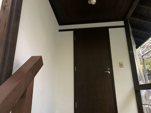 八ヶ岳高原海の口自然郷の別荘で木部塗装を行う様子