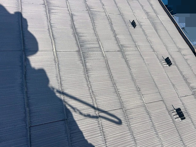 南アルプス市でスレート屋根（コロニアル屋根）の塗装ビフォーアフター