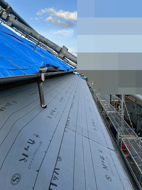 南アルプス市で屋根葺き替えの際に防水シート（ルーフィング）を設置する様子