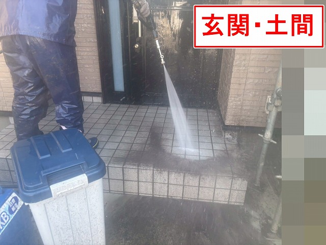 甲府市で高圧洗浄の際に玄関土間やテラス床を洗浄する様子