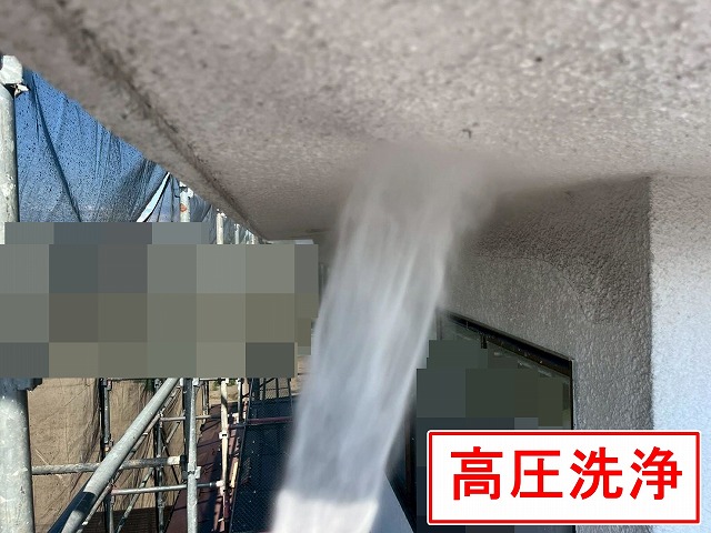 笛吹市で黒ずみ・ひび割れのある軒天井に洗浄・補修・塗装（ケンエース）を行う様子
